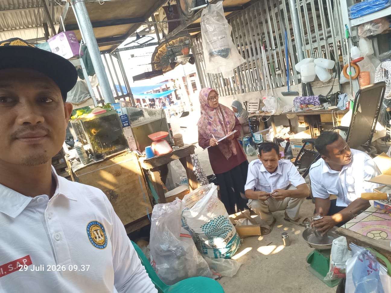 Tera Ulang Timbangan di Pasar Bantal, Dinas Perindagkop dan UKM Kabupaten Mukomuko Pastikan Keakuratan Alat Ukur Demi Perlindungan Konsumen